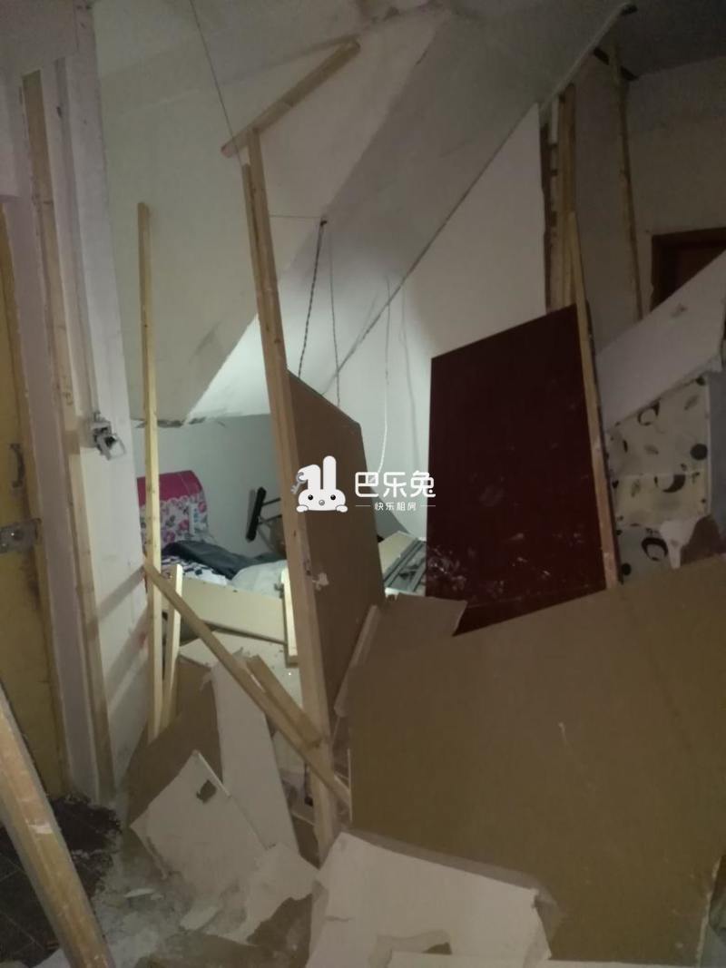 住了两个月不到,下班后回来房间被砸了.
