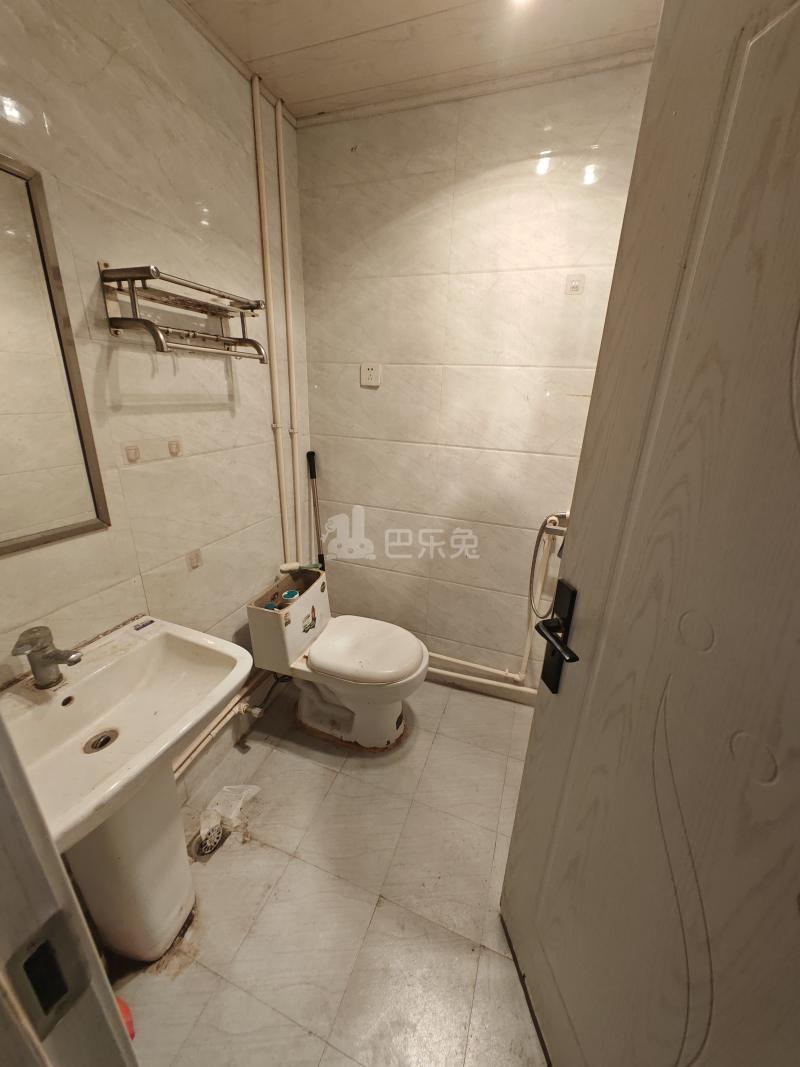 佘北家园茸达苑11087542卫生间图6