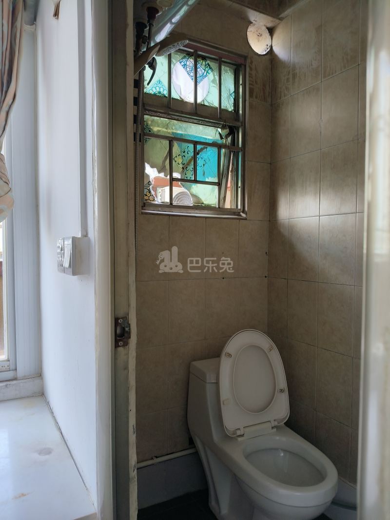 南头义学街五坊17栋11596535卫生间图5