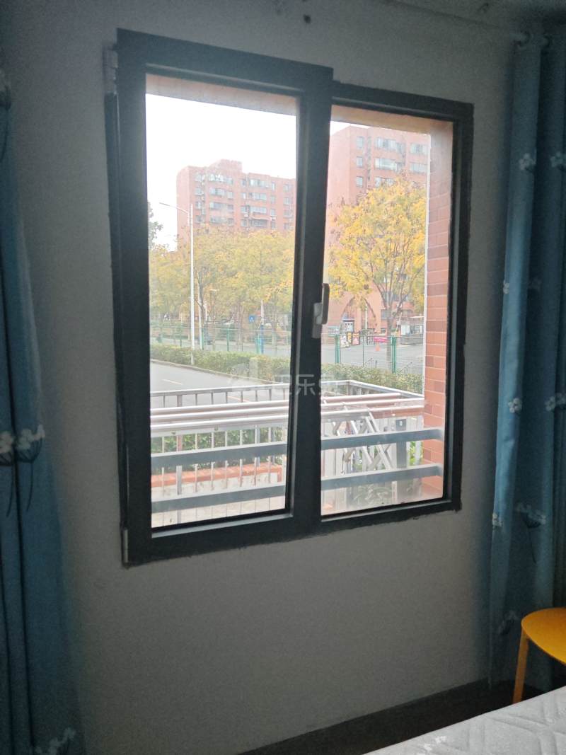 佘北家园榆叶苑11901995卧室窗户图6
