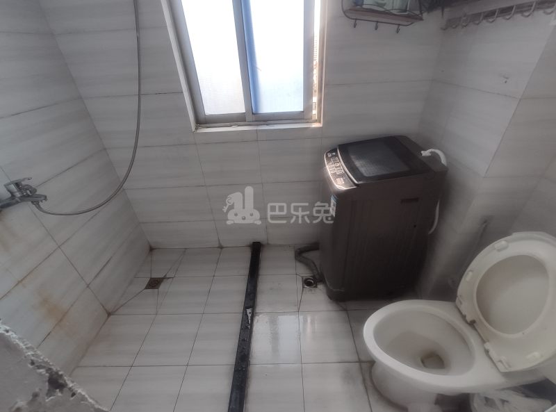 新电小区12475825卫生间图12