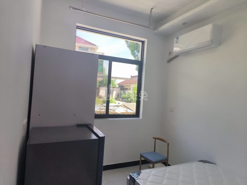 新场仁义村1031号12552403卧室窗户图7