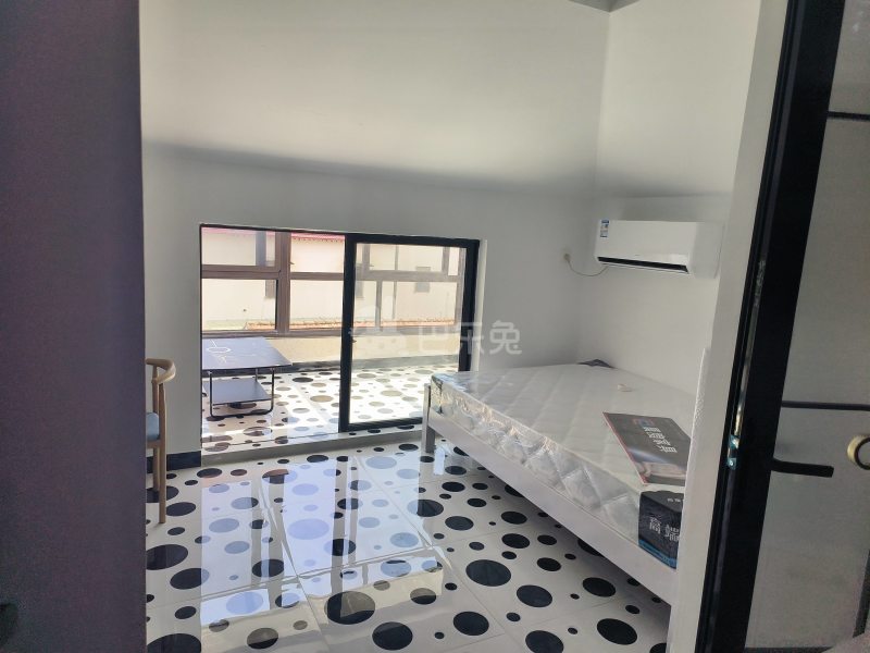 新场仁义村1031号12552490卧室窗户图8