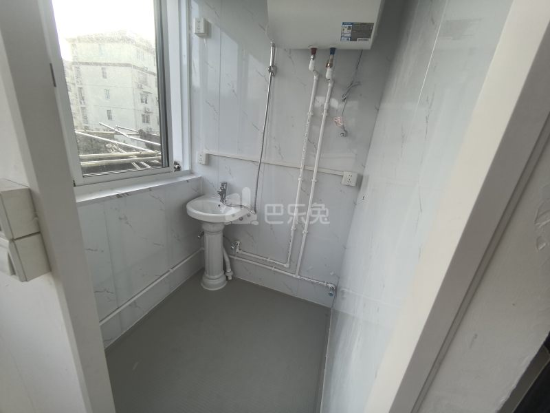 新青浦花苑一区13836615卫生间图4