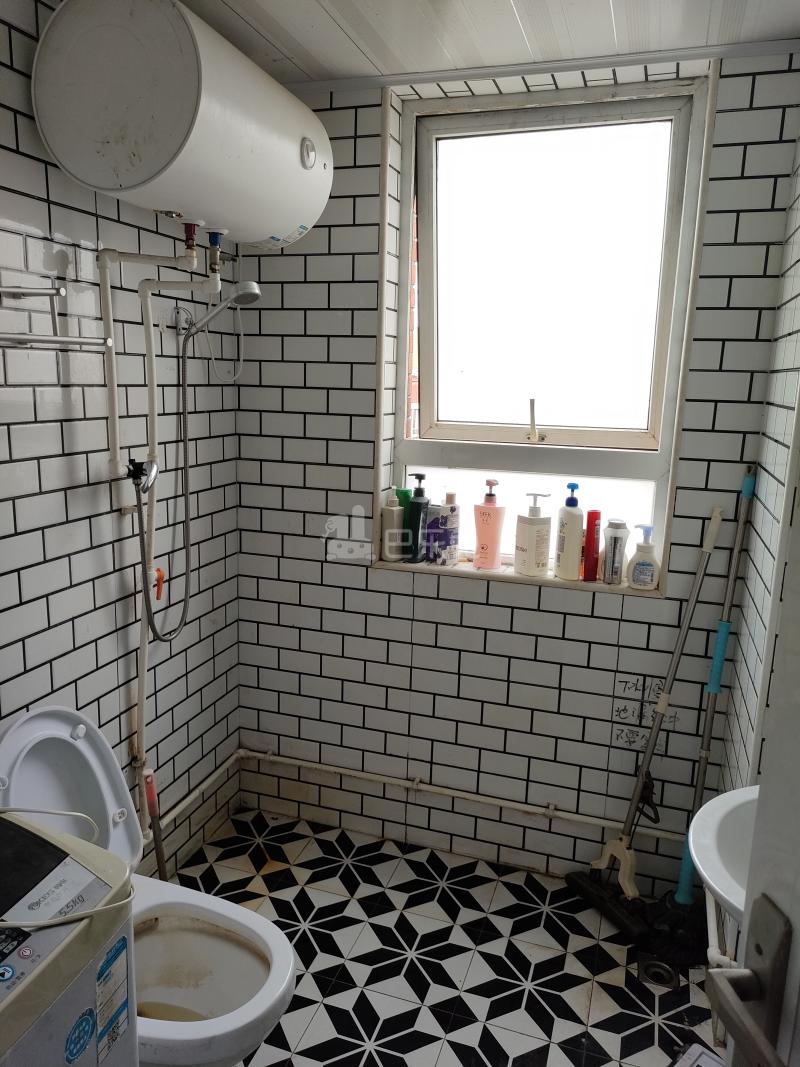 金榜新苑北区4961569卫生间图5