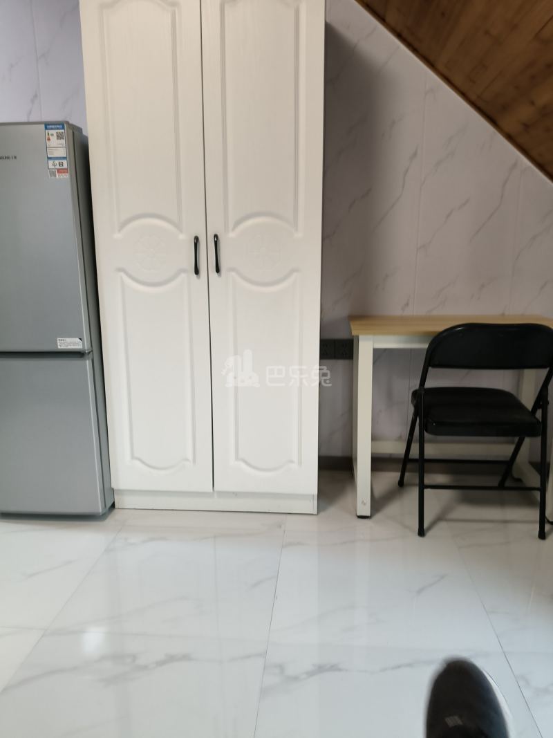 新卫村新北村15968349卧室图0