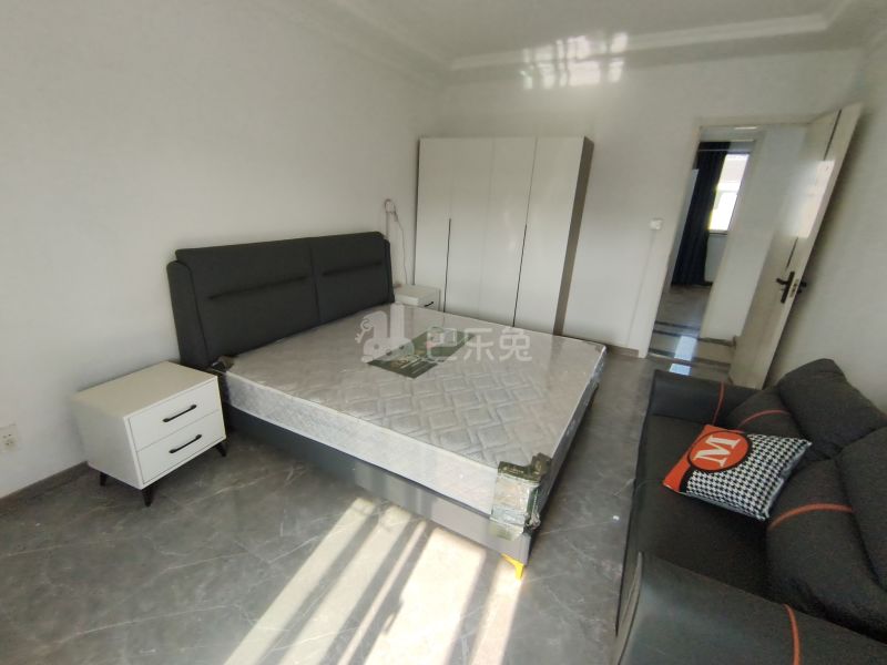 新青浦花苑一区18320423卧室图3