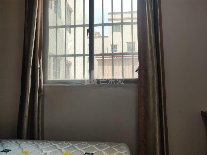 望岗村濠边街七巷8号4512238卧室图2