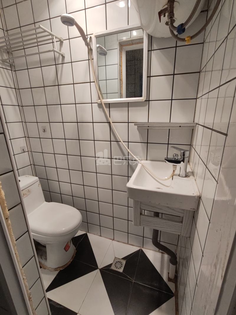 蟠龙馨苑5332462卫生间图5