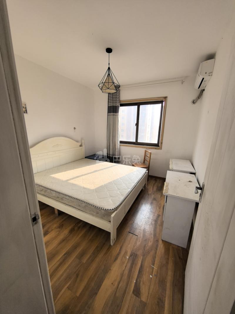 佘北家园嘉枫苑5524979卧室图0