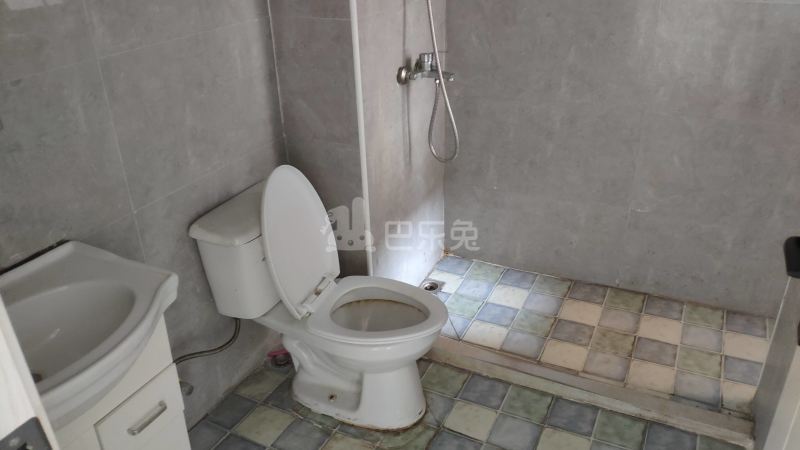 瑞和城三街区（鲁宁路43弄）5661200卫生间图6