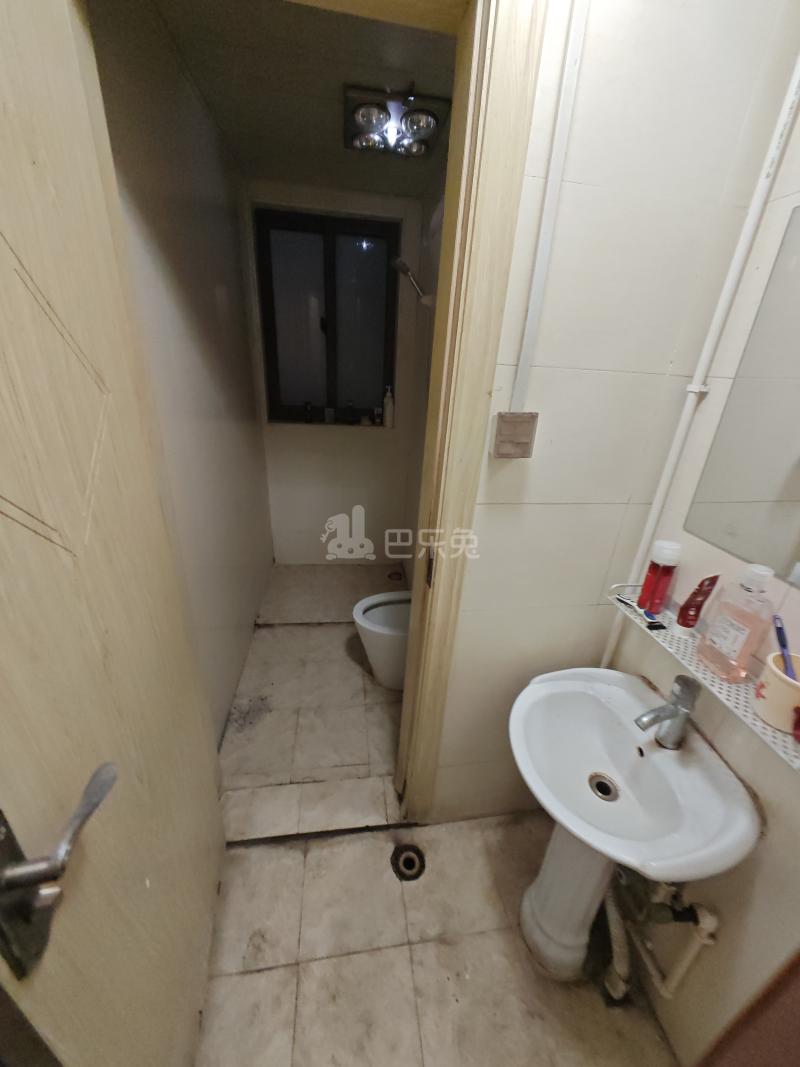 佘北家园紫鹃苑6132335卫生间图5