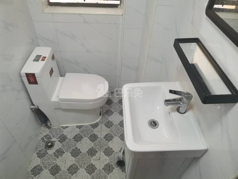 石厦东村215栋6421984卫生间图4