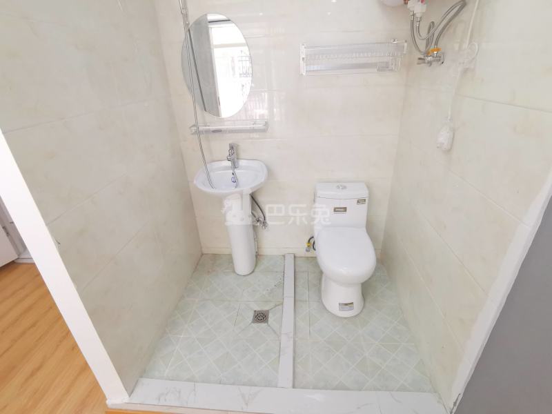 樱花路89弄小区6574776卫生间图12