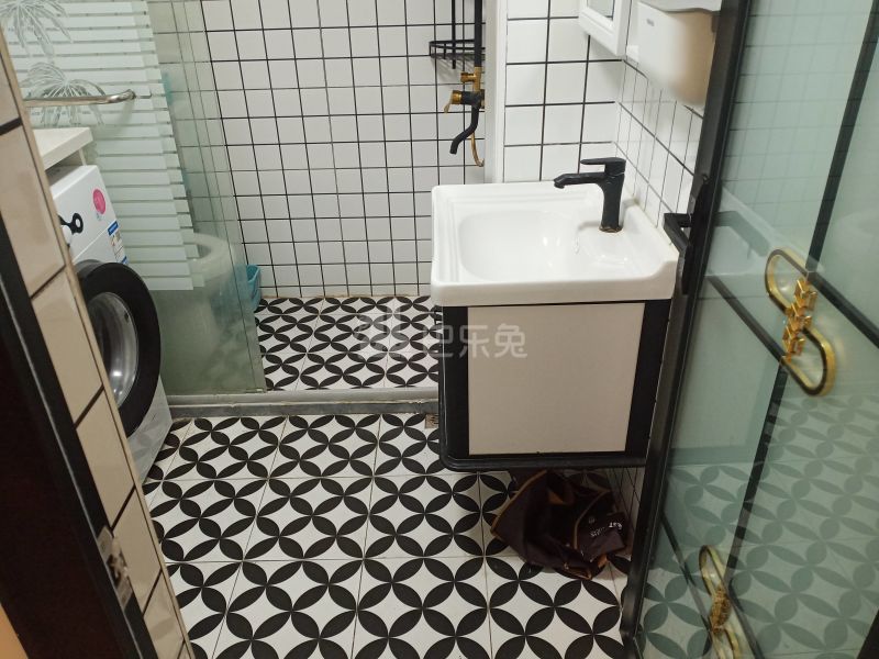 水清年华花园7334283卫生间图4