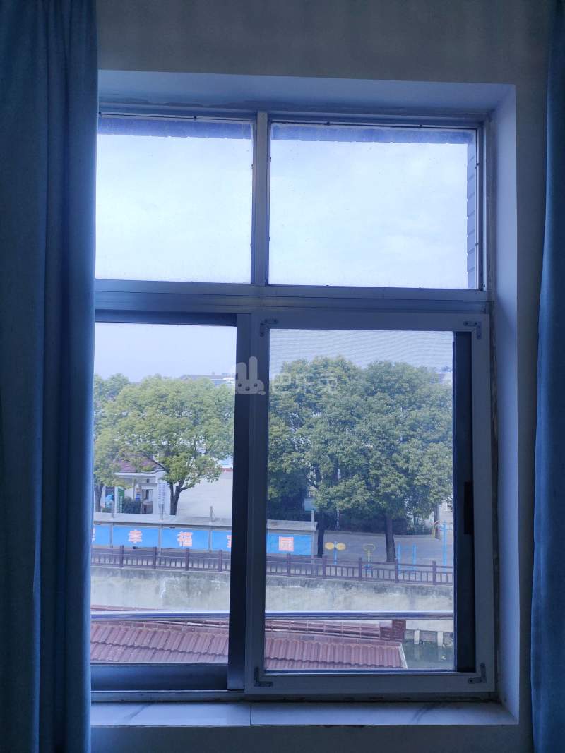 光辉村（民房）7374373卧室窗户图7