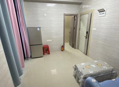 鹤边员村东街东五巷13号 