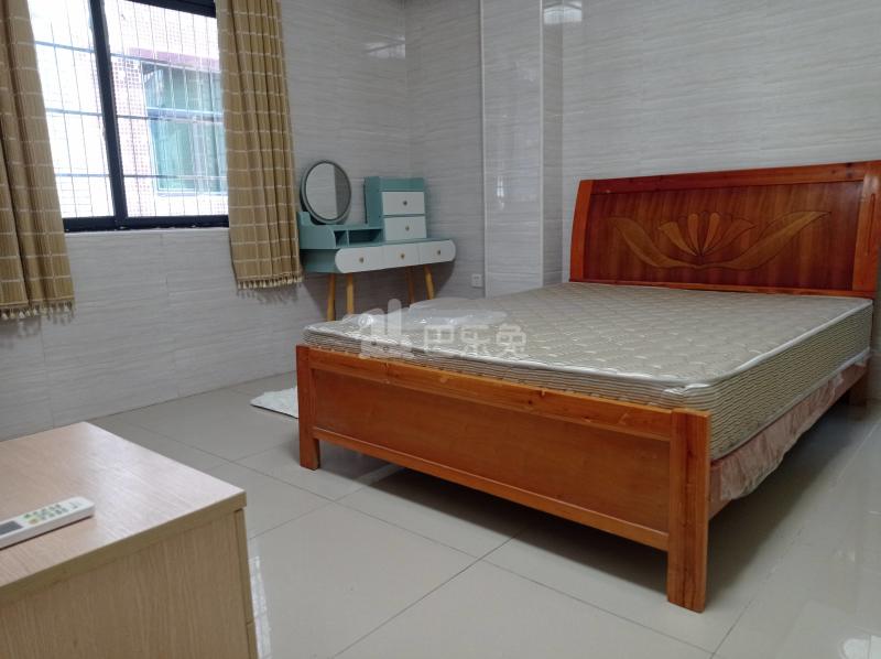 鹤边员村东街东五巷13号7580341卧室图0