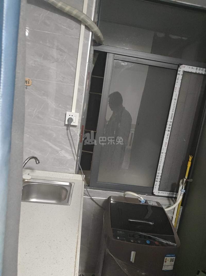 宏华苑小区7689080卧室窗户图5