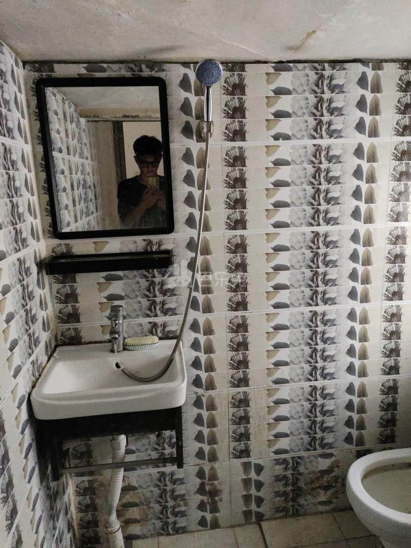 新场大街319弄8126500卫生间图4