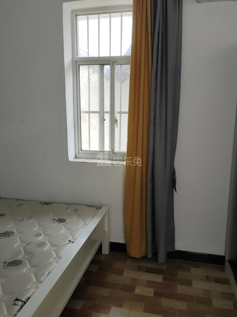 新场大街319弄8126500卧室图1