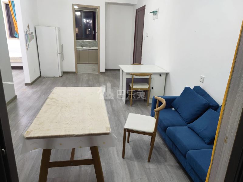 佘北家园凤尾苑9099950客厅图6