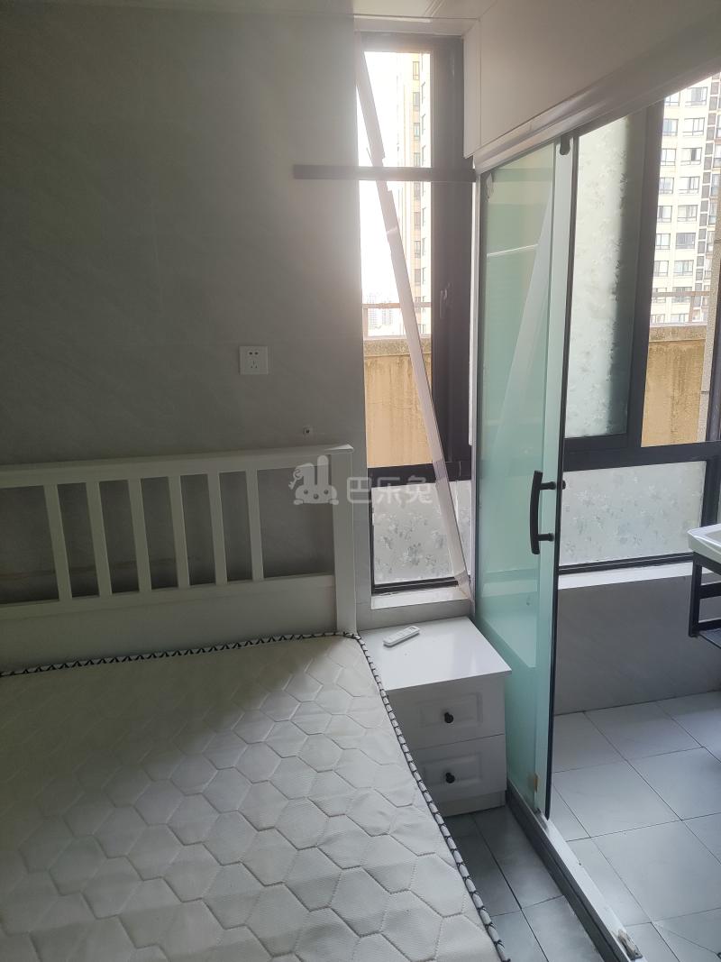 绿地海珀华庭9651929卧室图1