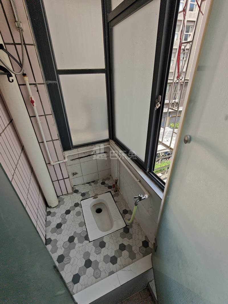 龙城新苑9853666卫生间图6