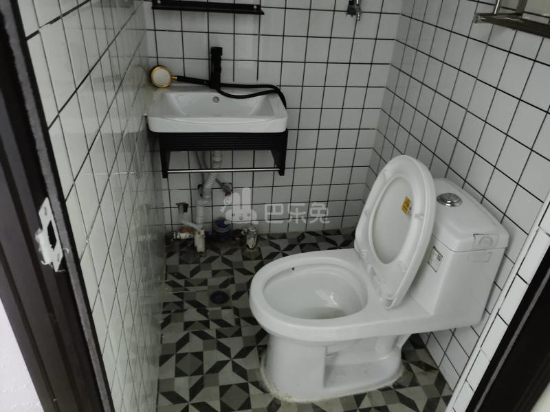 鹤立西路1-9幢9938426卫生间图4