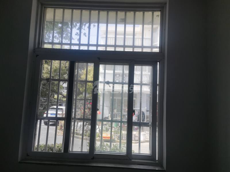 浏翔花苑（蕰北公路2221号）9959765卧室窗户图7