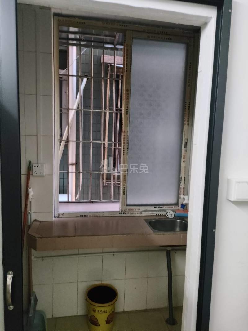 植村五路东二区一巷8号10000905卧室窗户图9