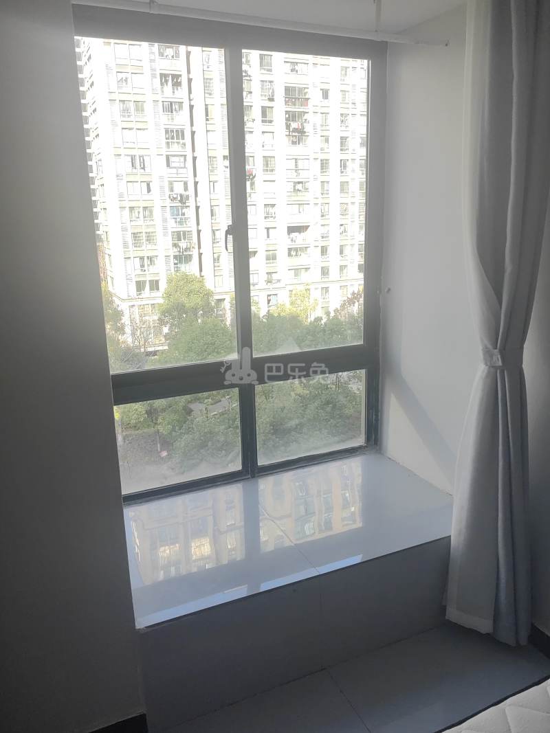 丰东花苑10061150卧室窗户图7