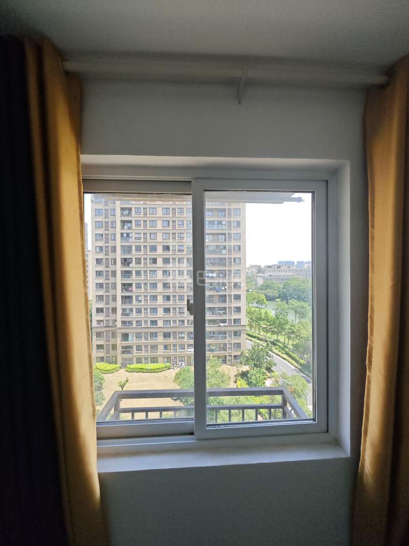 绿地象屿德馨嘉苑（苏河公园）10137821卧室窗户图8