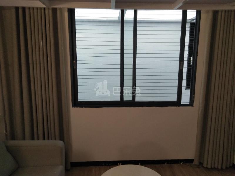 华秀苑10354429卧室窗户图7