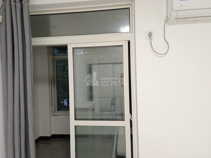 港城新苑东区（草高支路168弄）10648412卧室窗户图7