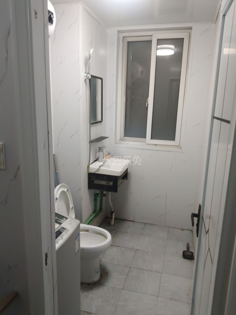 绿地U时代11735080卫生间图6