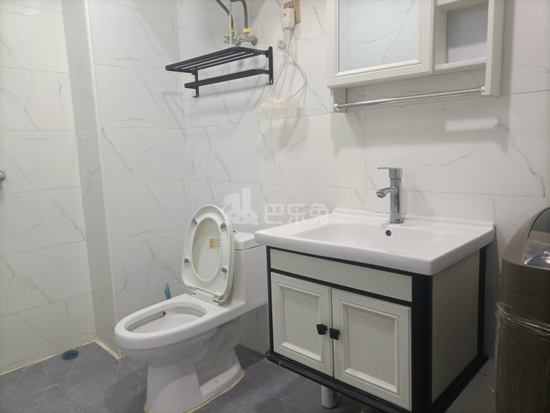 临港17区11774162卫生间图6