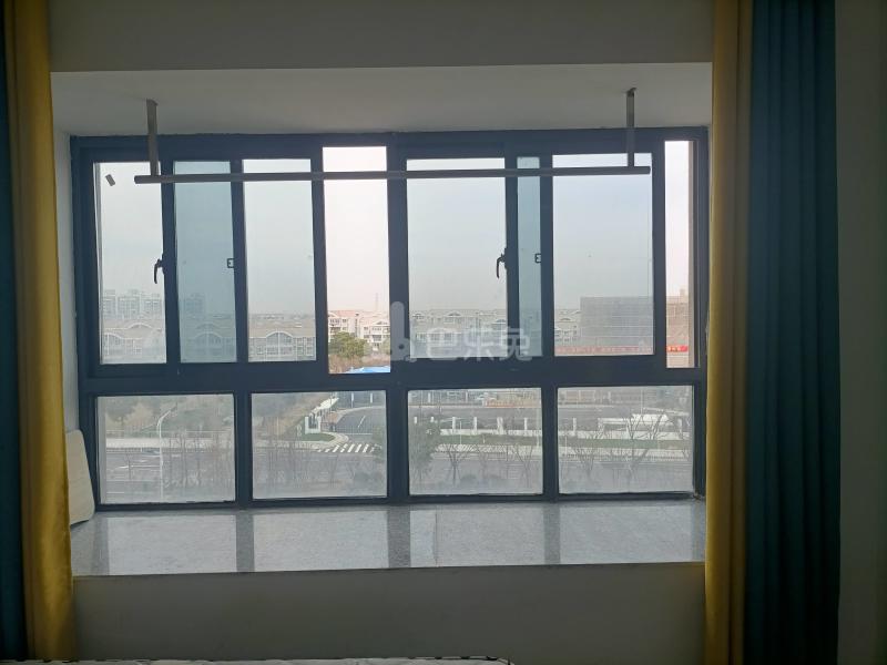 临港17区11774162卧室窗户图8