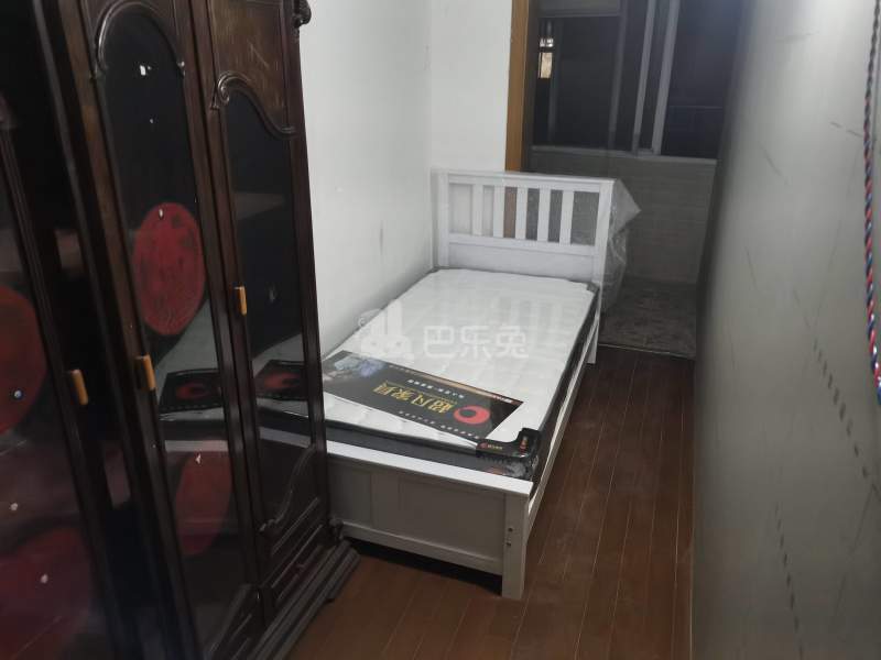 华泾四村13866666卧室图2