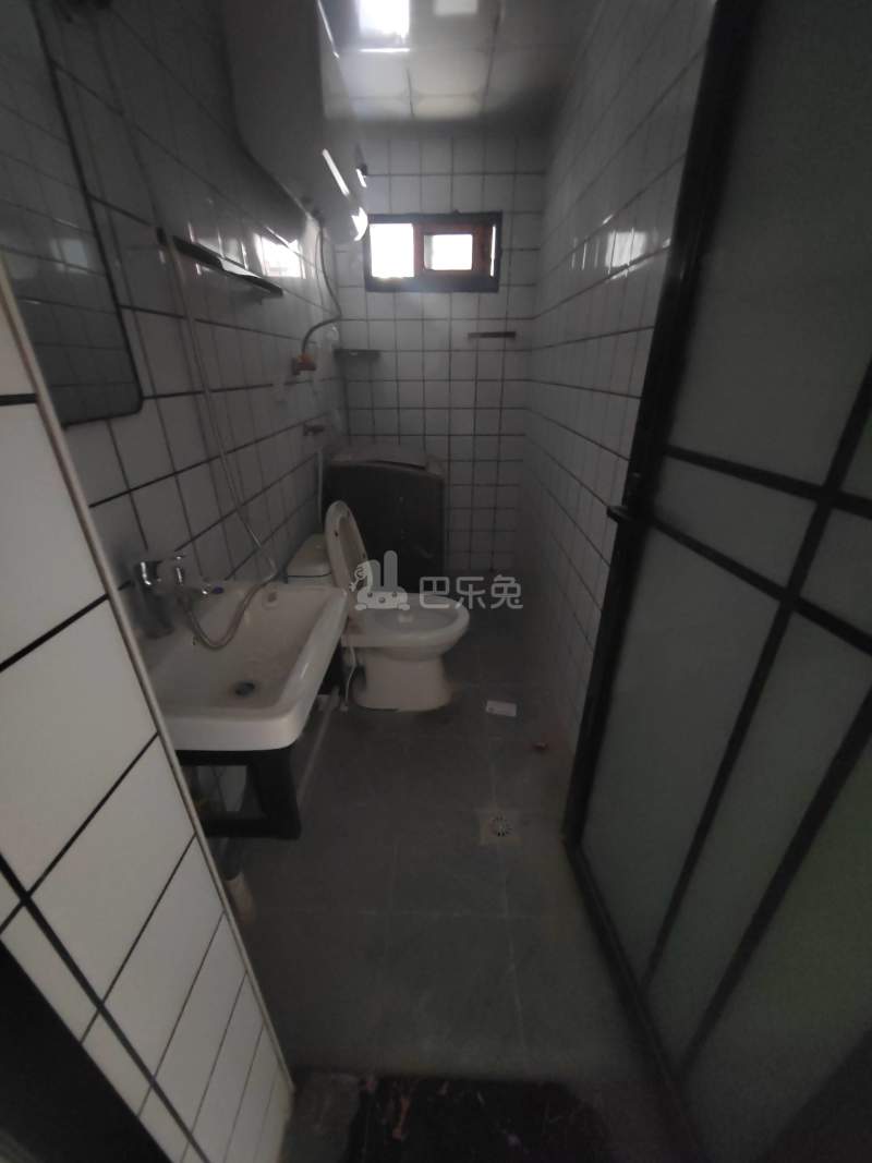 绿地东岸涟城北区13976069卫生间图5