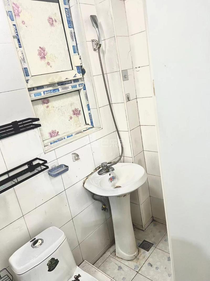 东昌新村14240663卫生间图5