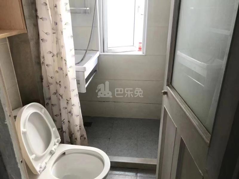 崂山六村15621371卫生间图1