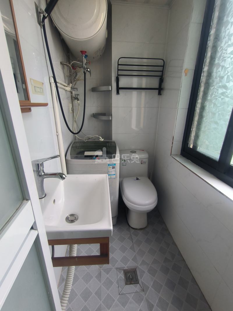 畈里张公寓16820226卫生间图4