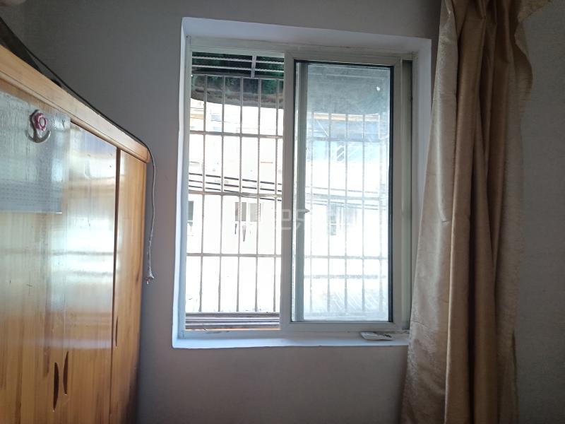 海虹小区1782896卧室窗户图7