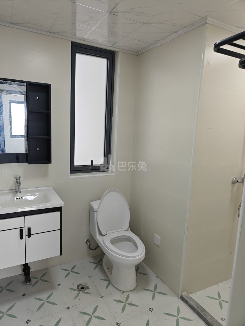 新场聚福里18706806卫生间图6