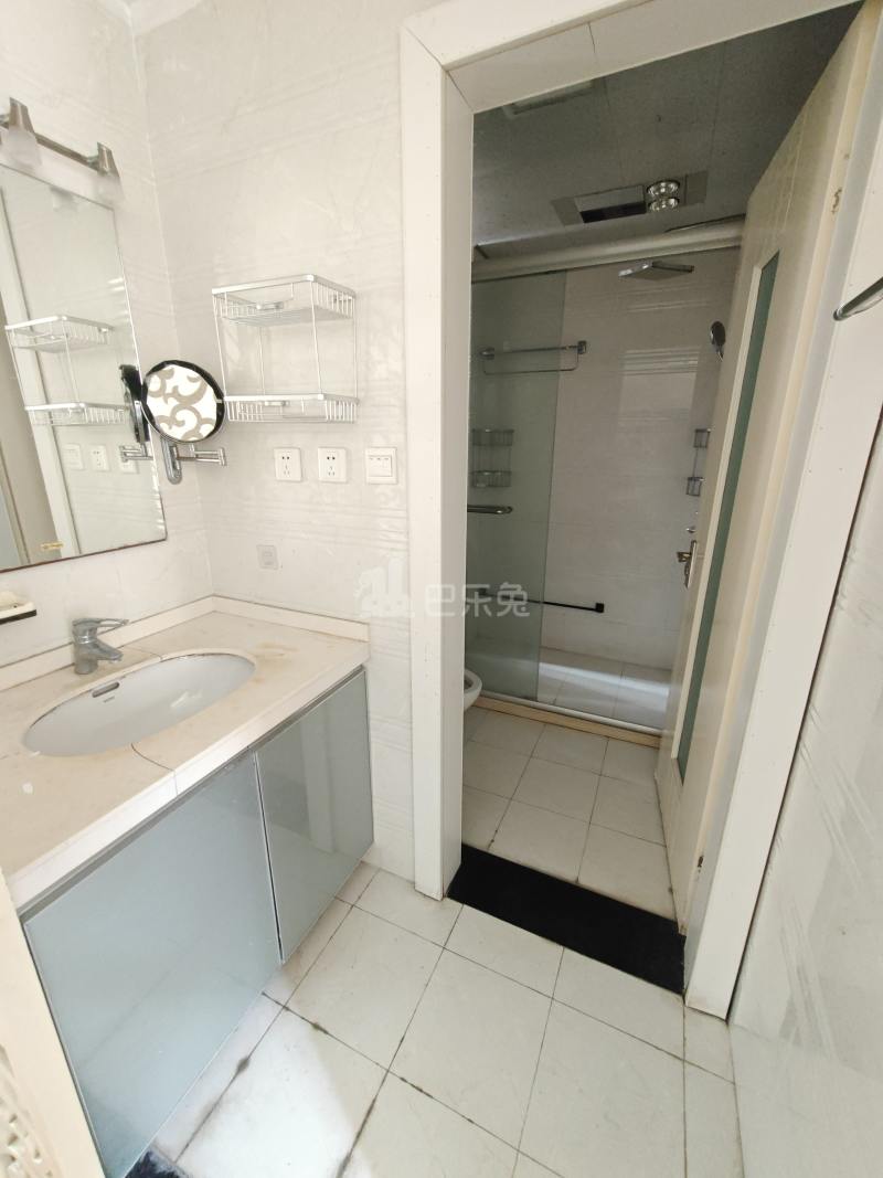 绿地布鲁斯小镇二期2164613卫生间图18