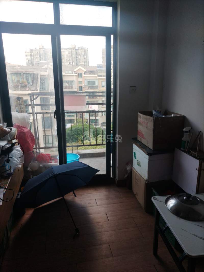 美林小城2306396客厅图4