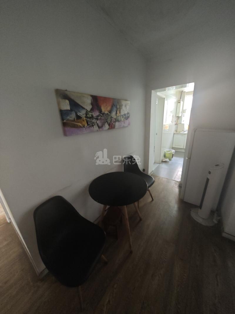 芳华路229弄小区3661669客厅图4