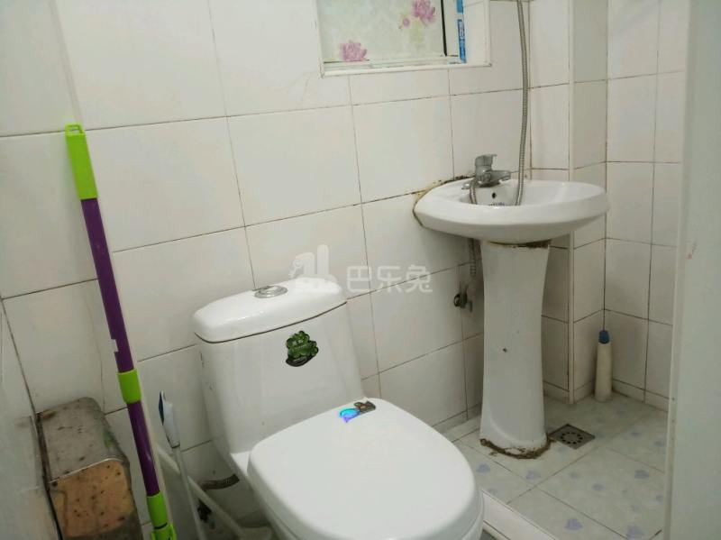 东昌新村14240663卫生间图6