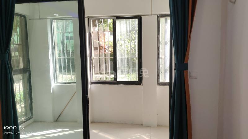 绿地南桥新苑二期东区4087917卧室窗户图9